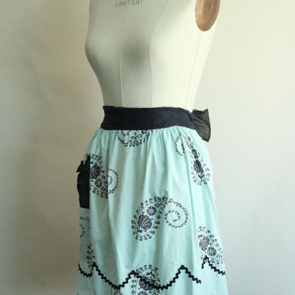 Vintage 1960s Apron, Mint Green and Black Cotton Half Apron with Ricrac Trim - Picture 8 of 10